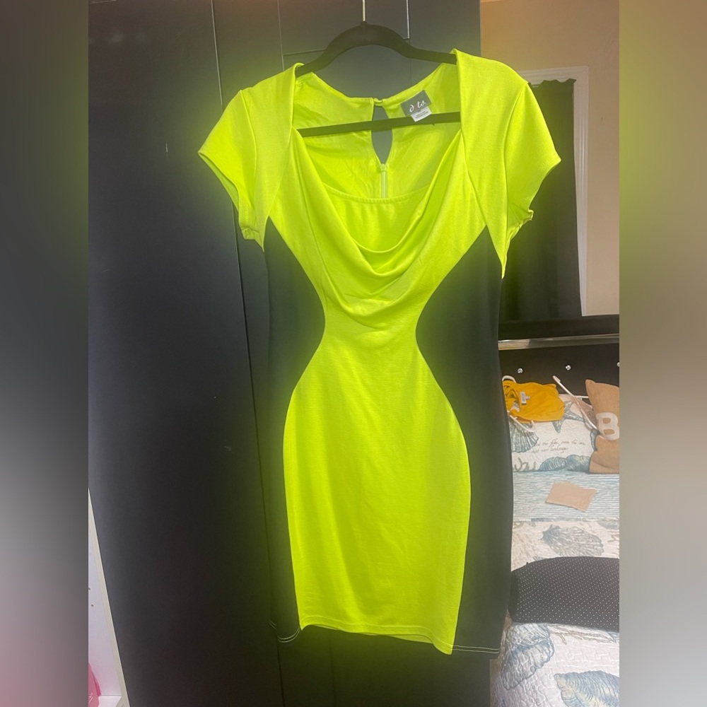 Dots neon green dress.
